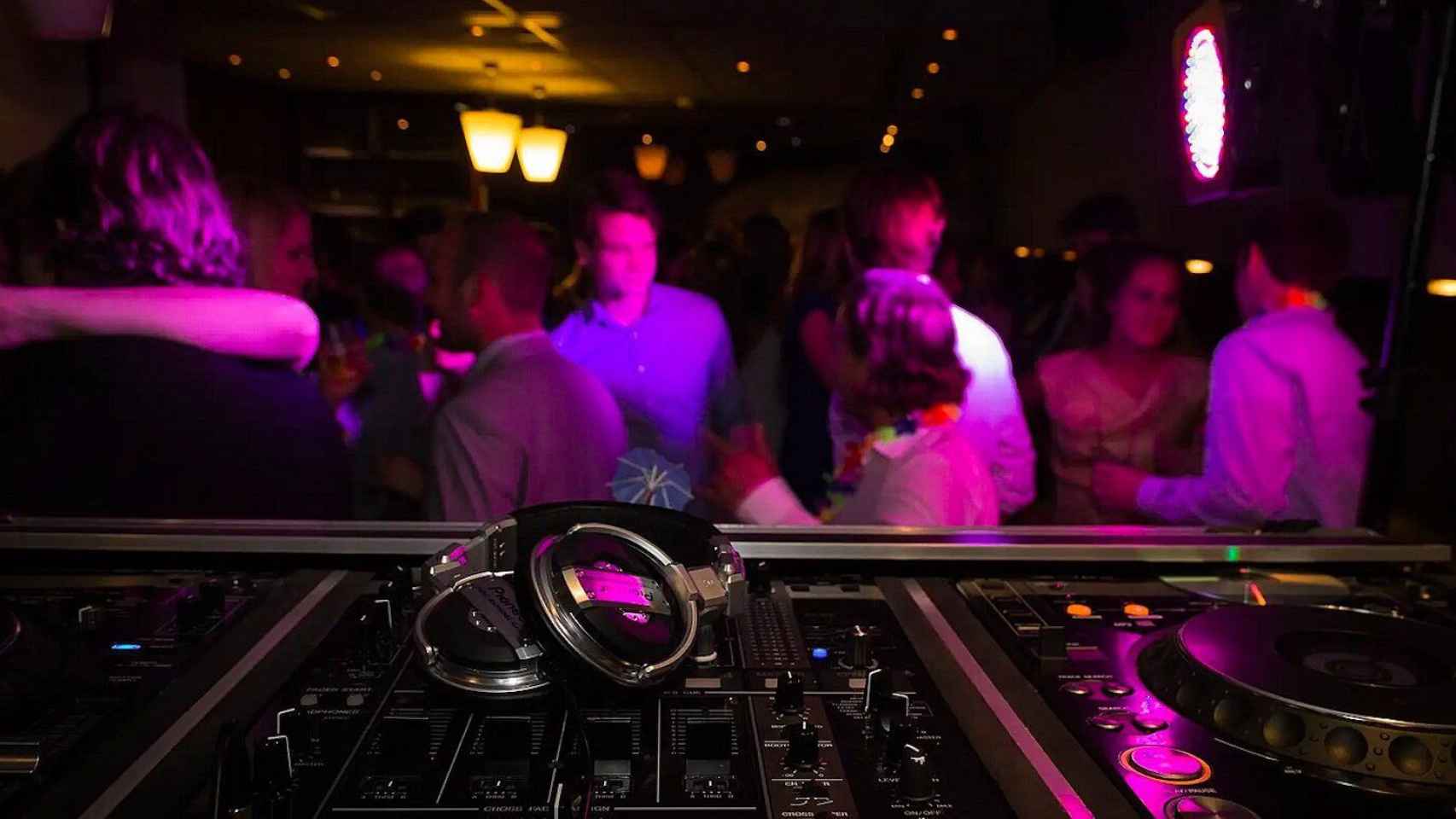 Jóvenes en una discoteca, en una imagen de archivo / PIXABAY