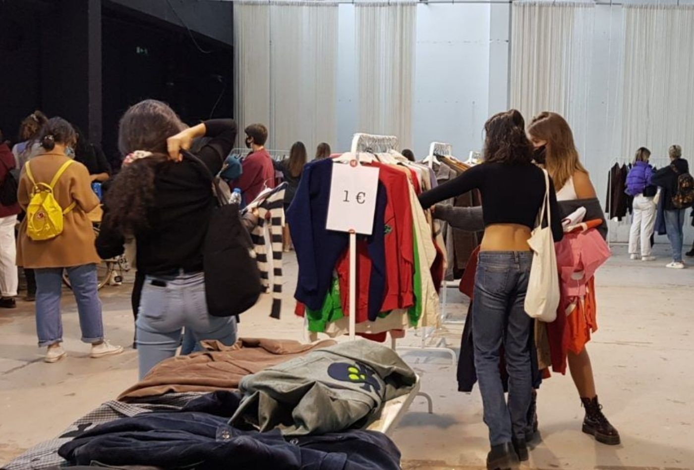 El 'Booom Market' de la Nau Bostik de Barcelona, donde hay ropa 'vintage' desde 1 euro / BOOOM MARKET