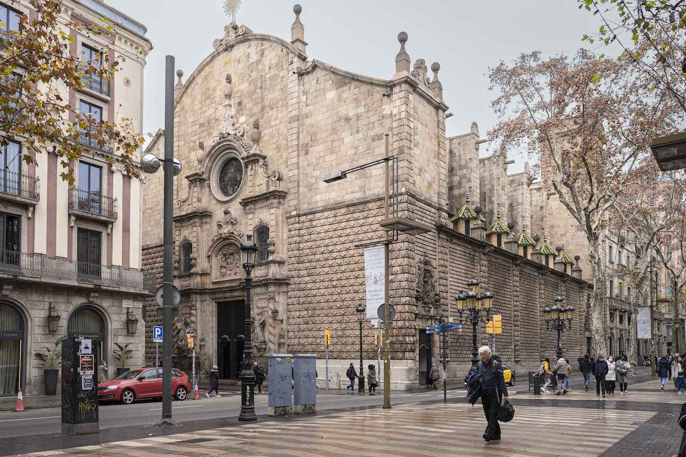 Fachada de la Iglesia de Betlem en la Rambla de Barcelona / INMA SANTOS