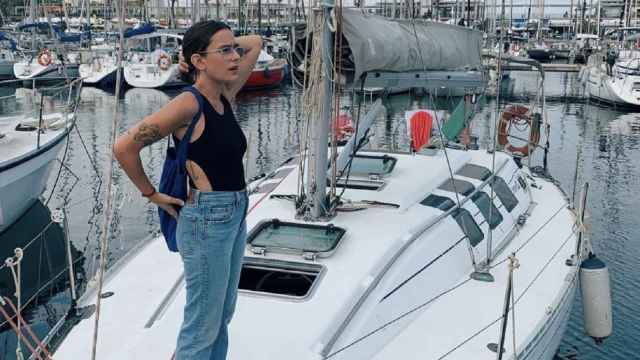 Celeste en la cubierta de su hogar, un velero anclado en el Port Olímpic / CEDIDA