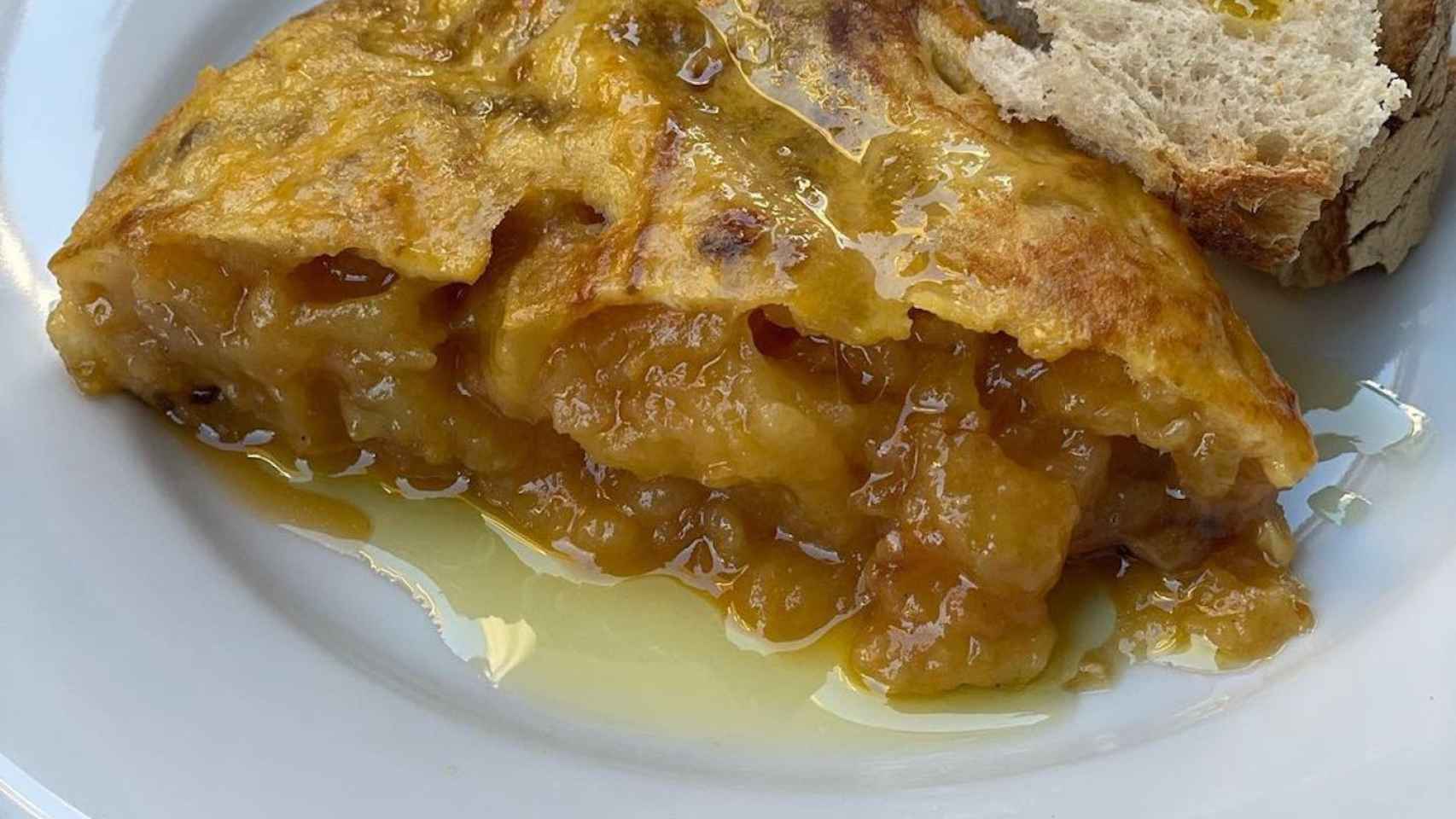 Una de las mejores tortillas de patata de Barcelona, servida en el bar El Pollo / INSTAGRAM