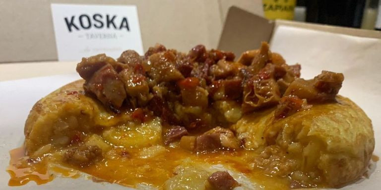 Tortilla de patatas poco hecha con callos por encima de Koska Taverna / INSTAGRAM