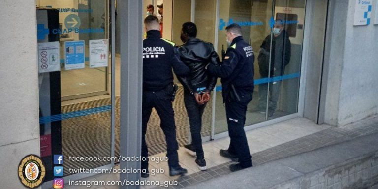 El agresor ya fue detenido por la Guardia Urbana de Badalona / GU BADALONA