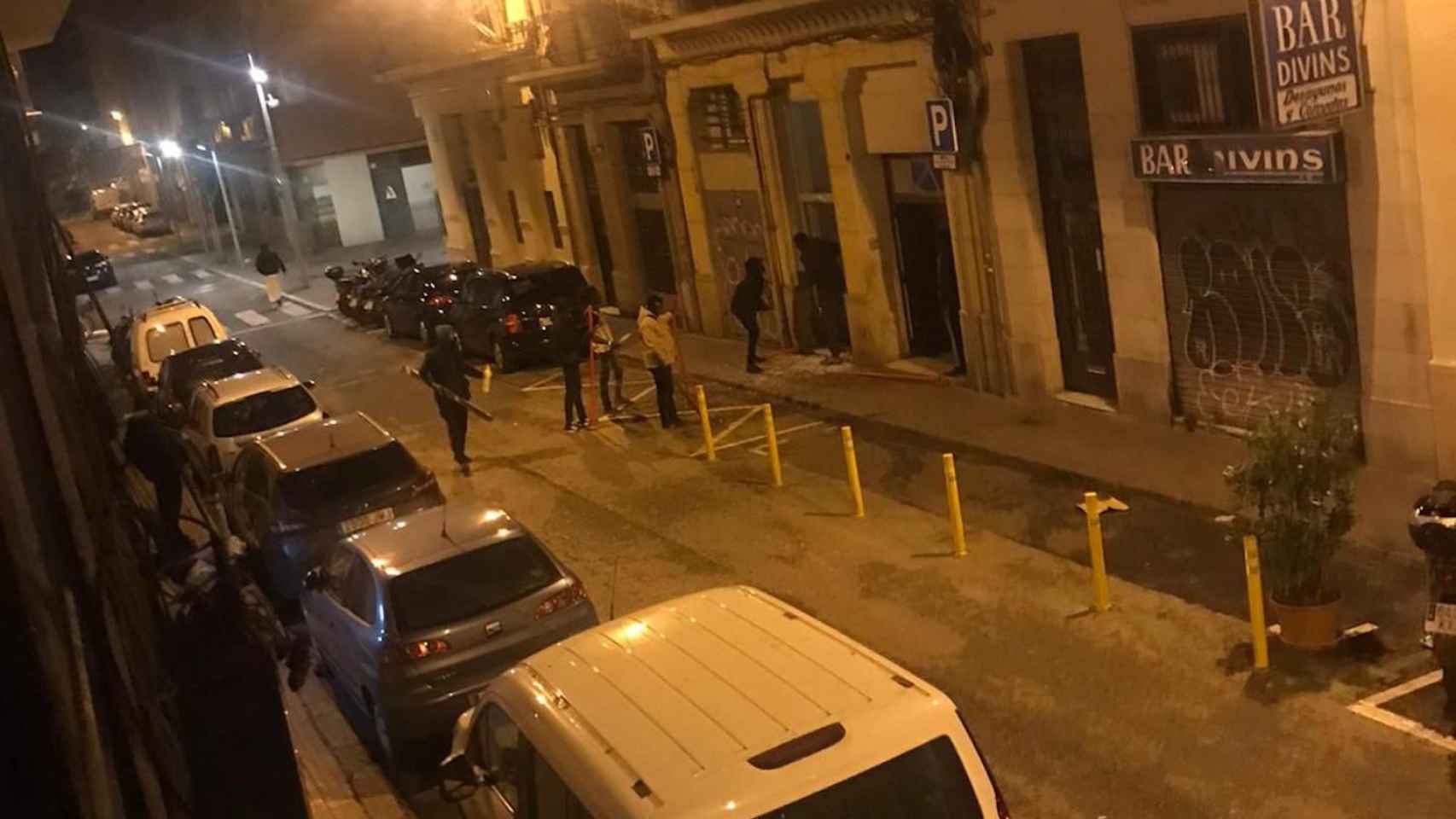 Enfrentamiento en la calle Elkano, después de que dos atacantes se presentasen con palos en el narcolocal / METRÓPOLI