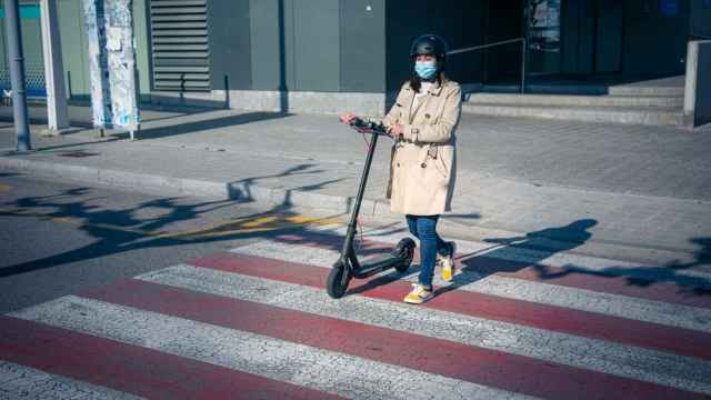 Una mujer circula con un patinete eléctrico / SCT