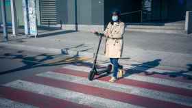 Una mujer circula con un patinete eléctrico / SCT