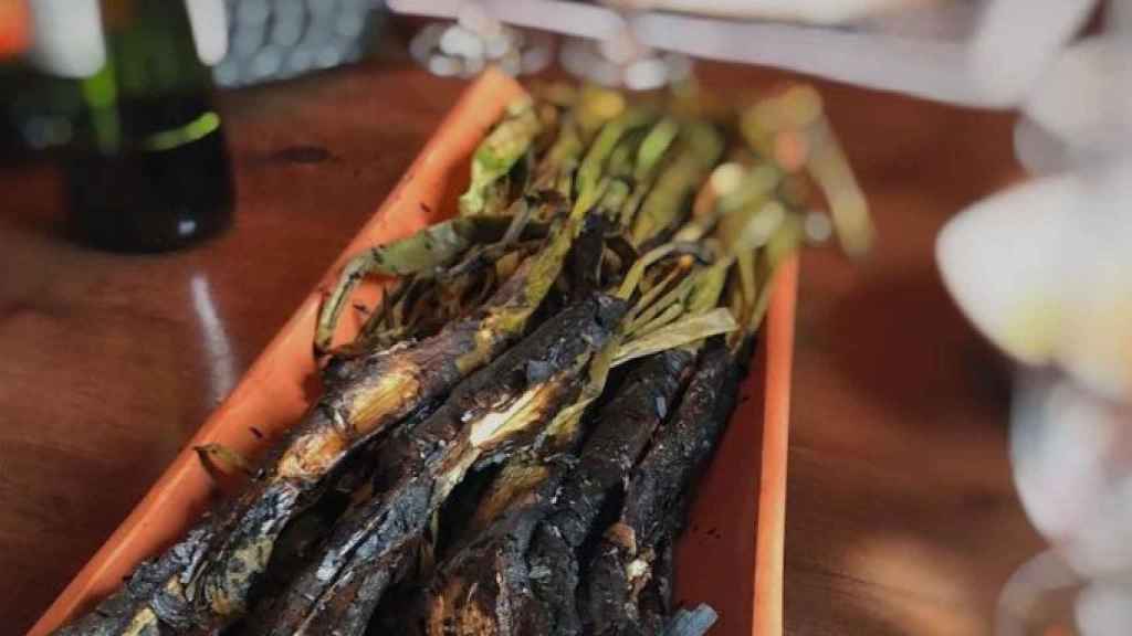 Calçots cocinados en Can Cortada