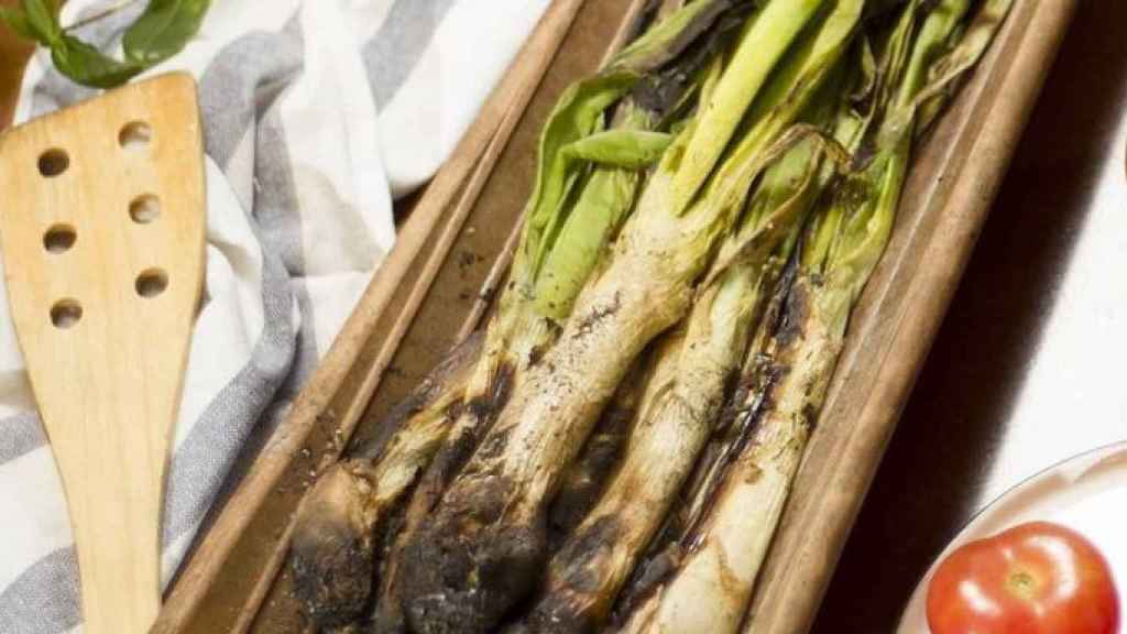 Teja de calçots antes de ir a la brasa en la masía Can Cortès