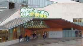 Un gran grafiti preside la fachada principal de la biblioteca Jaume Fuster de Gràcia / METRÓPOLI - JORDI SUBIRANA