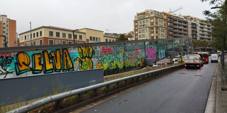 Grafitis y pintadas en la plaza de Lesseps, junto a la biblioteca Jaume Fuster / METRÓPOLI - JORDI SUBIRANA 