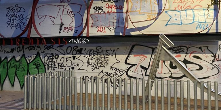 Pintadas en la plaza de les Dones del 36, en Gràcia / TWITTER JORDI DAURA