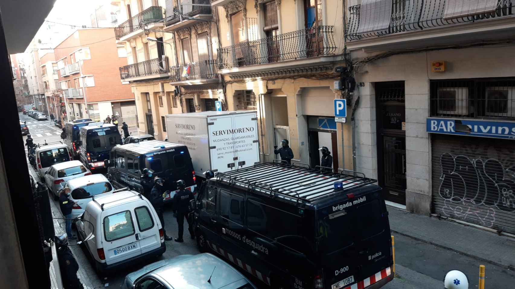 Furgonetas de antidisturbios de los Mossos esta mañana en la calle Elkano donde se ubicaba el narcopiso / CEDIDA