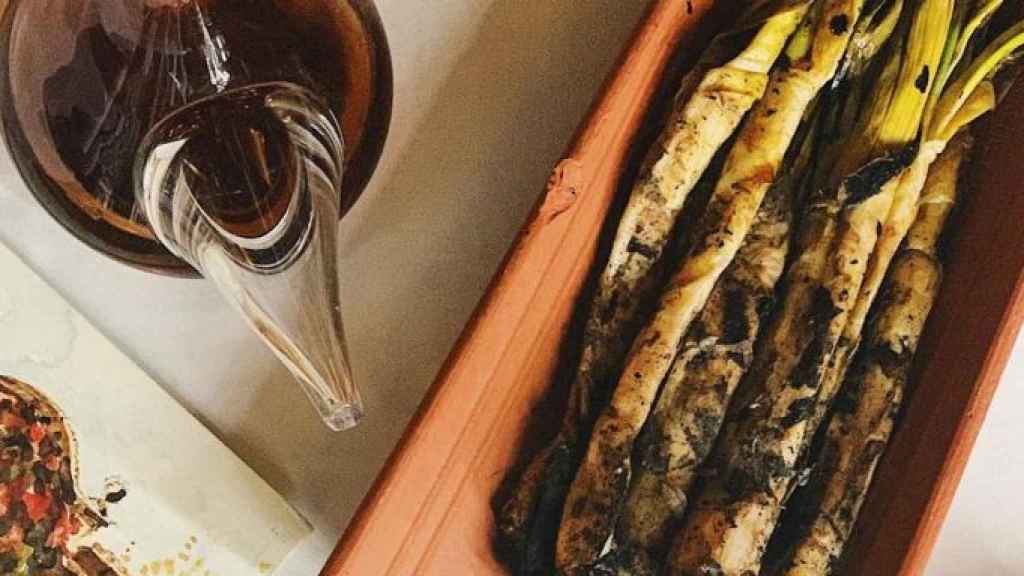 Calçots con romescu servidos en Can Travi Nou