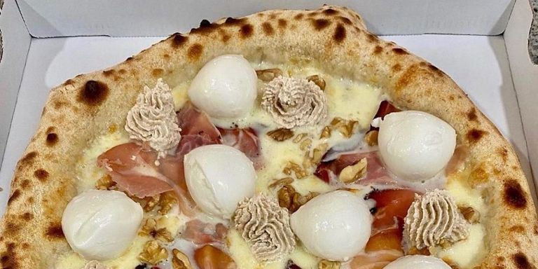 Pizza con crema de nueces y perlas de mozzarella de la pizzería Intrigo / INSTAGRAM