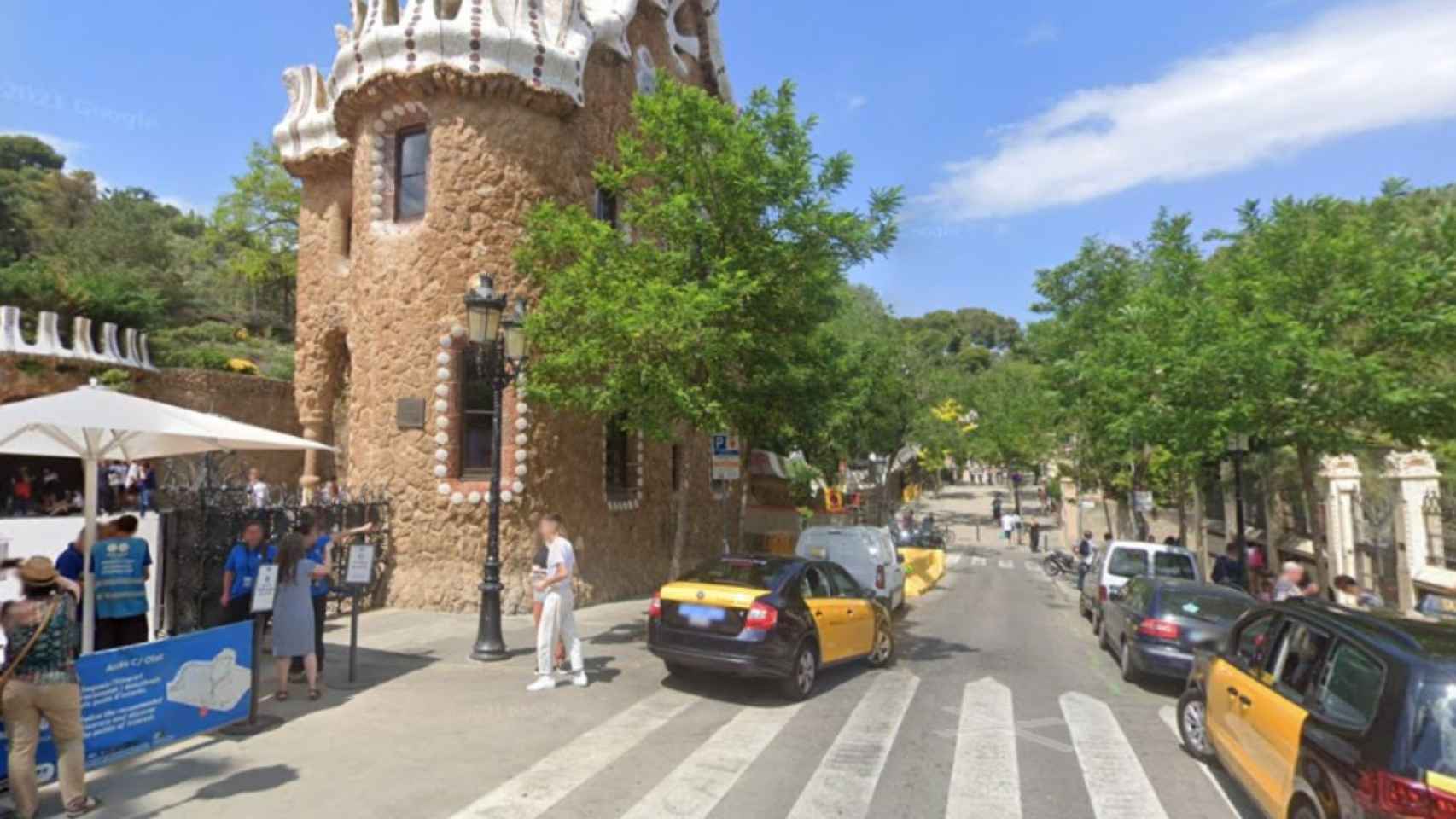 Entrada principal del Park Güell, en la calle Olot / GOOGLE MAPS