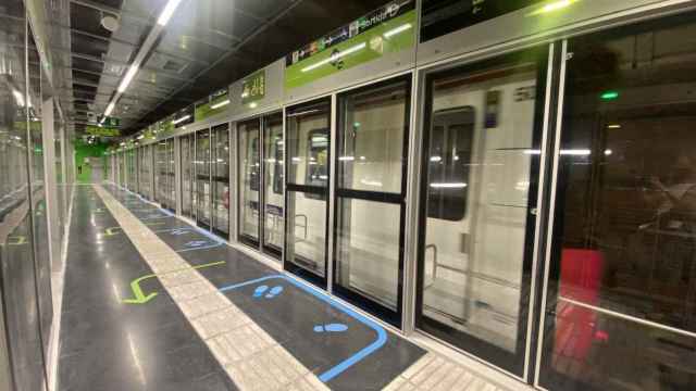 Parada de la L3 del metro de Barcelona, en la que una estación se ha quedado más de seis horas sin servicio / ARCHIVO