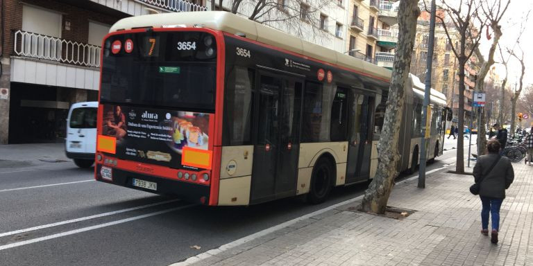 Bus sobre el carril bici / METRÓPOLI - RP