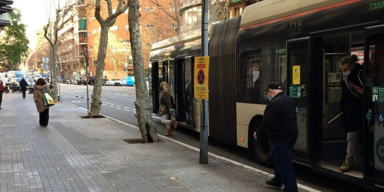 Una mujer baja del bus al carril bici / METRÓPOLI - RP