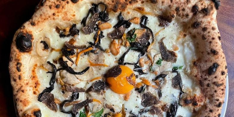 Pizza de setas y huevo de la pizzería Sartoria Panatieri / INSTAGRAM