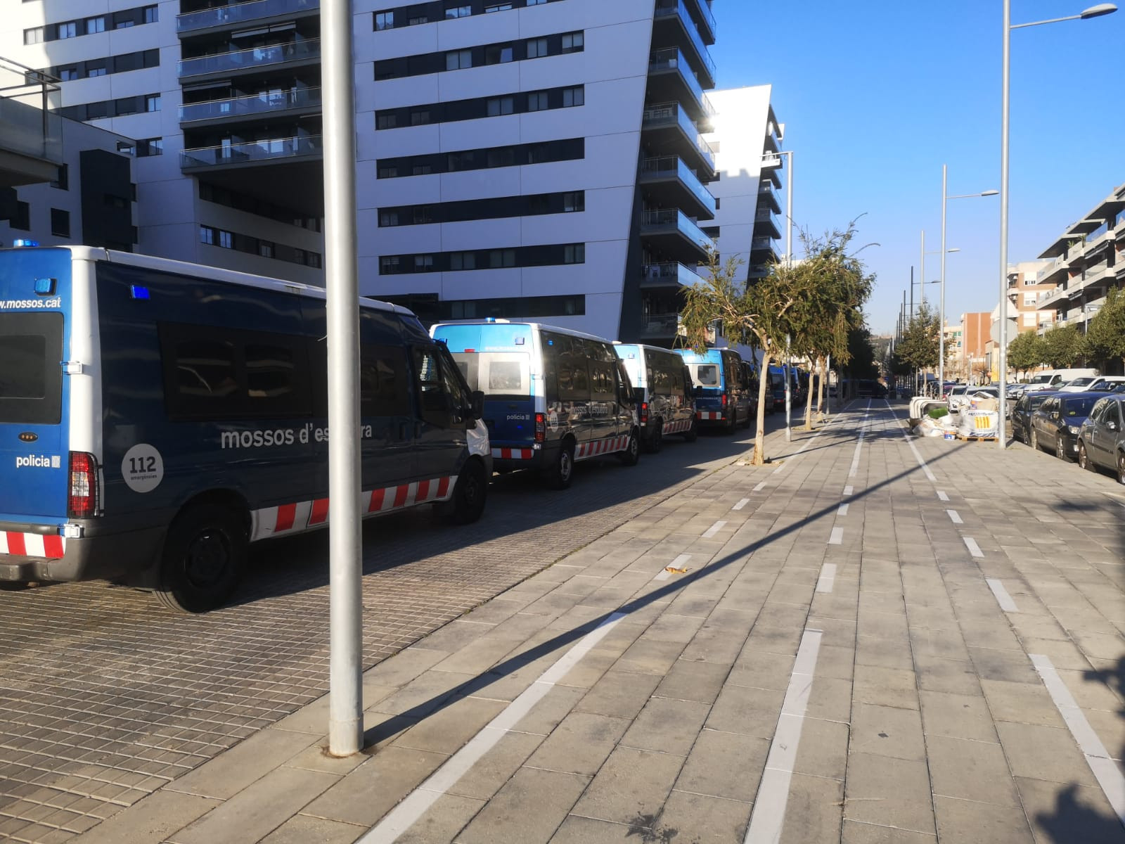 Furgones de los Mossos d'Esquadra, este jueves en Badalona / GUILLEM ANDRÉS