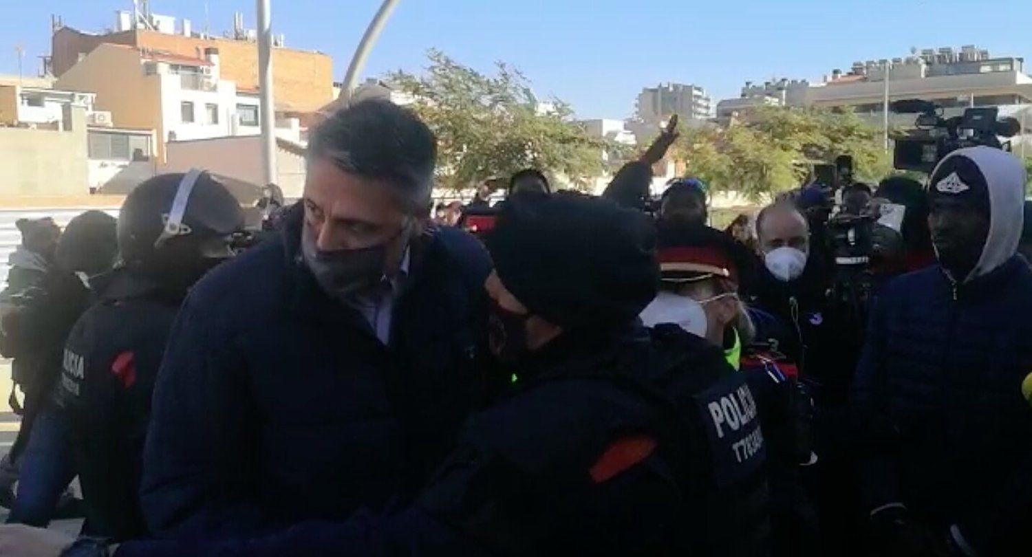 Xavier García Albiol, durante el desalojo de la nave okupa de Badalona / METRÓPOLI