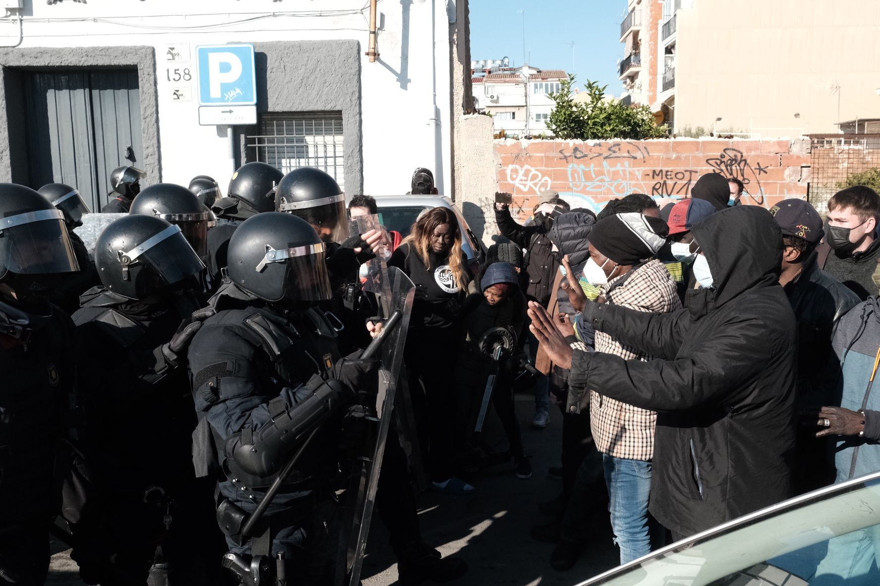 Mossos d'Esquadra y manifestantes, pocos instantes antes del inicio de las cargas / PABLO MIRANZO - MA