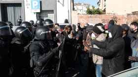 Mossos d'Esquadra y manifestantes, pocos instantes antes del inicio de las cargas / PABLO MIRANZO