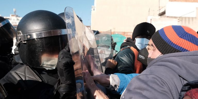 Tensión entre policías y okupas en la nave okupada de Badalona / PABLO MIRANZO - MA