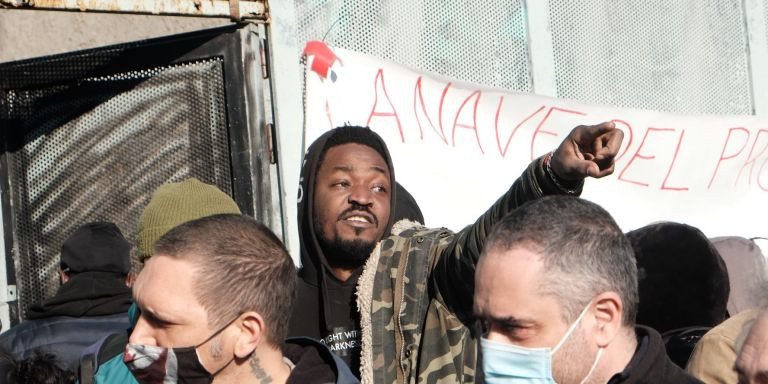 Manifestantes se concentran a la entrada de la nave okupada en Gorg / PABLO MIRANZO (MA)