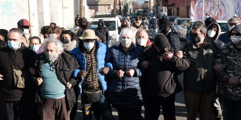 Manifestantes se concentran a la entrada de la nave okupada en Badalona / PABLO MIRANZO - MA