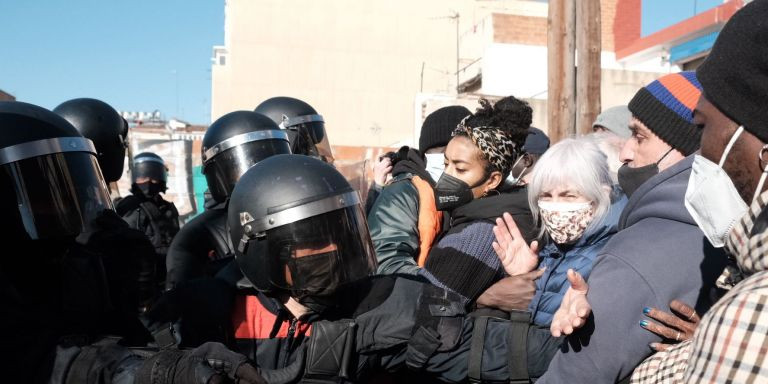 Los Mossos d'Esquadra apartan a Dolors Sabater (CUP) y otros manifestantes de la nave okupada en Badalona / PABLO MIRANZO - MA