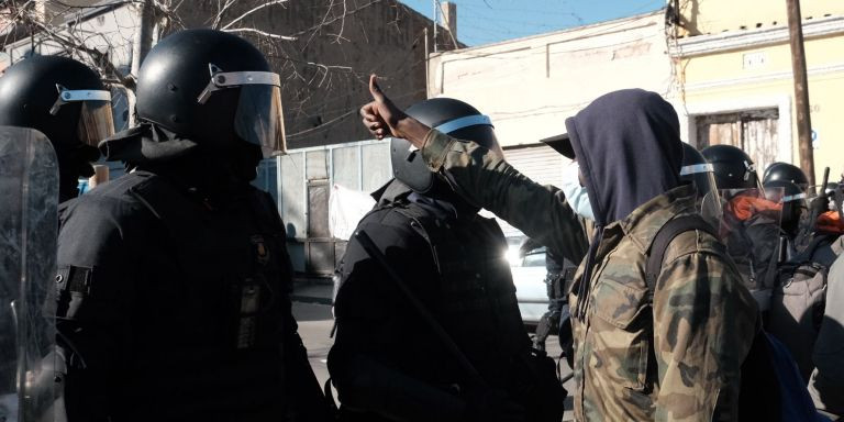 Un manifestante frente al cordón policial en la nave okupada en Badalona / PABLO MIRANZO - MA