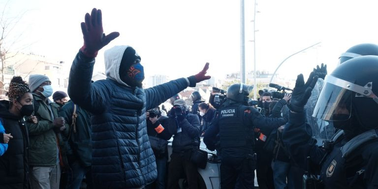 Un hombre alza las manos ante los Mossos d'Esquadra con la intención de frenar el desalojo / PABLO MIRANZO - MA