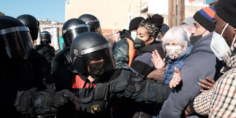 Dolors Sabater, durante las cargas de los Mossos en la nave okupada de Badalona / PABLO MIRANZO