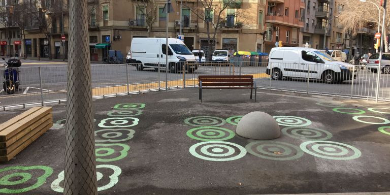 Pacificación ante una escuela en la confluencia de la calle dels Castillejos con la calle del Consell de Cent / METRÓPOLI - RP