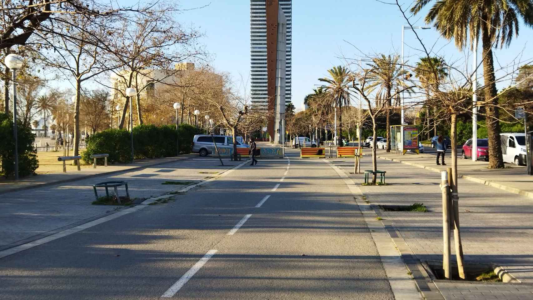 La zona de playas de Sant Martí, sin coches, con la Torre Mapfre al fondo / METRÓPOLI- JORDI SUBIRANA