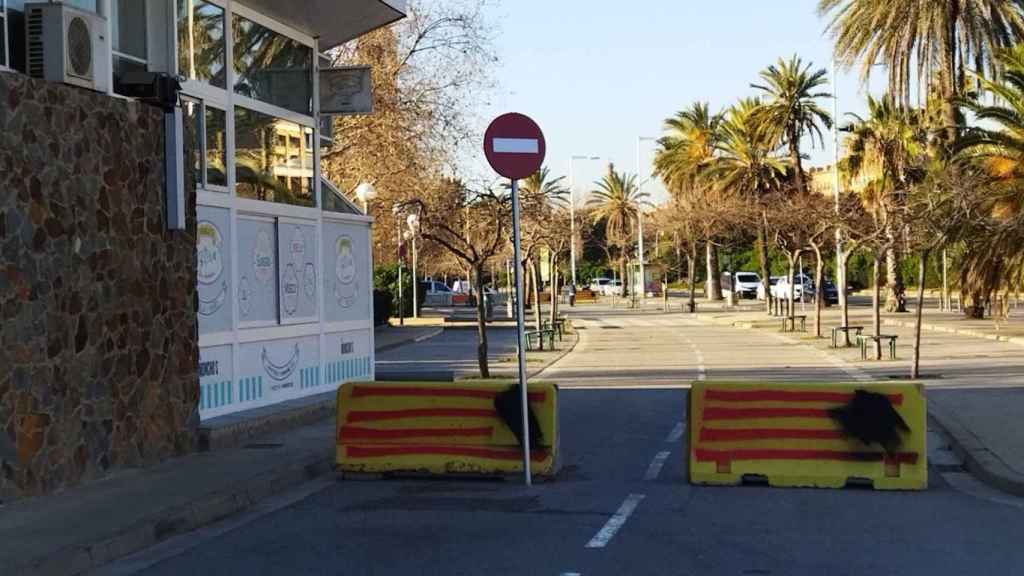 El paseo interior, junto a las playas de Sant Martí, cerrado al tráfico / METRÓPOLI - JORDI SUBIRANA