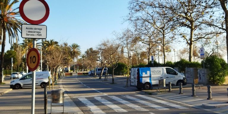 Vehículos en la zona de carga y descarga junto a las playas / METRÓPOLI - JORDI SUBIRANA