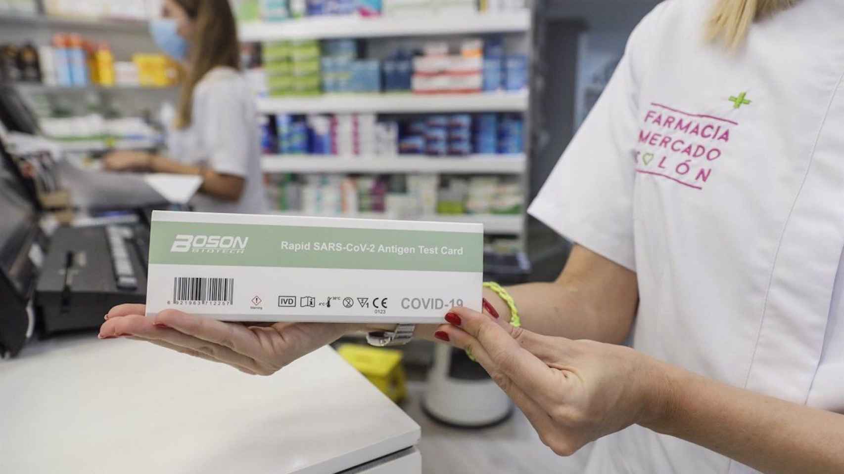 Una farmacéutica sostiene un test de antígenos, en una imagen de archivo / EUROPA PRESS