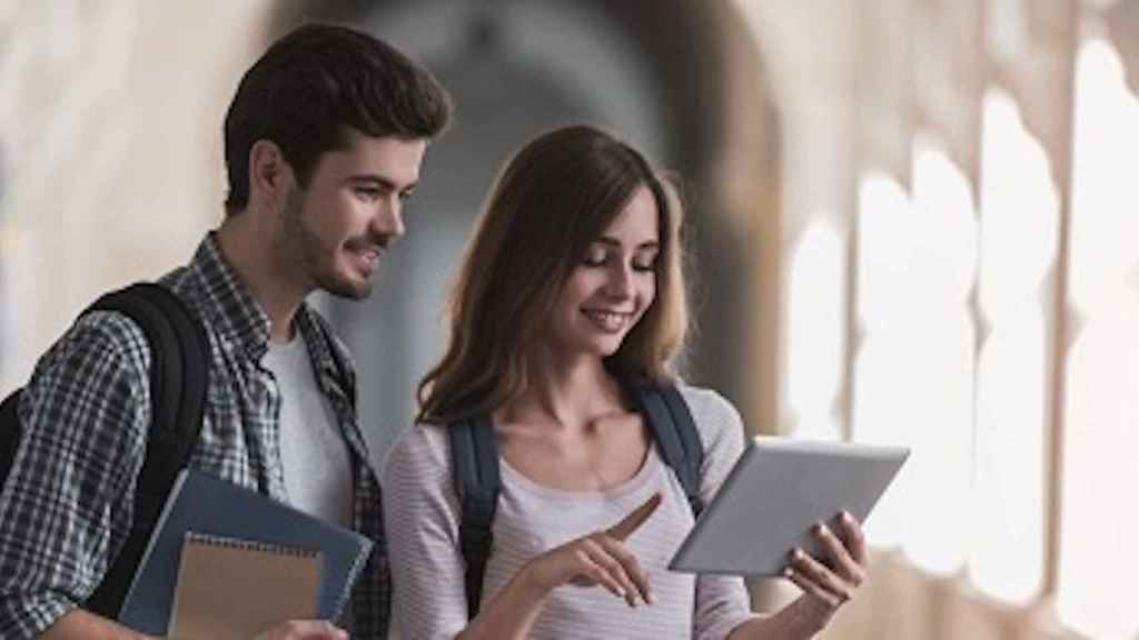 Dos estudiantes con una tablet