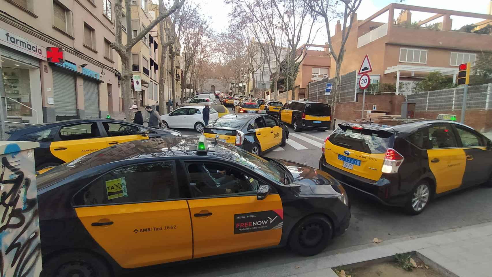 Colapso de taxis en la rambla Mercedes de Barcelona