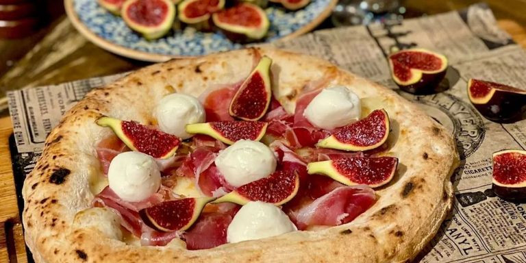 Pizza de higos, jamón de Jabugo, perlas de mozzarella y queso fior di latte de Murivecchi / INSTAGRAM