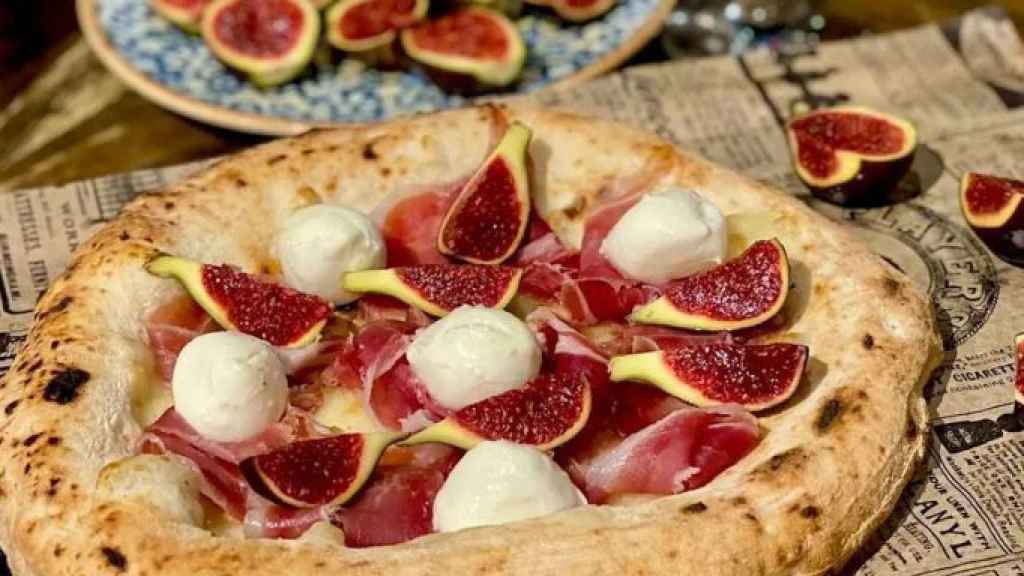 Pizza de higos, jamón de Jabugo, perlas de mozzarella y queso fior di latte de Murivecchi