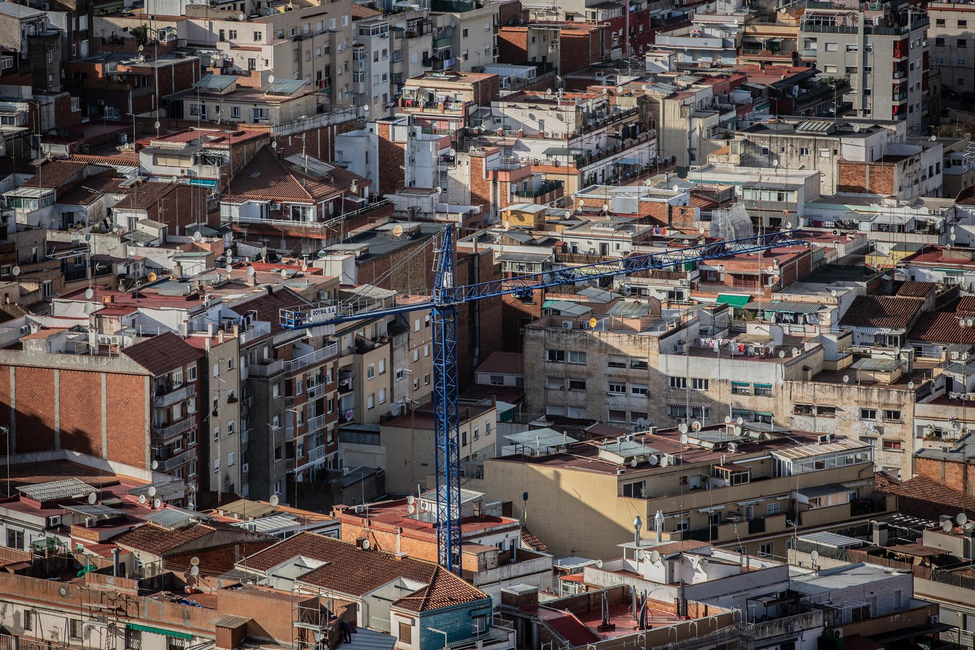 Panorámica de Barcelona, con una grúa / EUROPA PRESS- DAVID ZORRAKINO