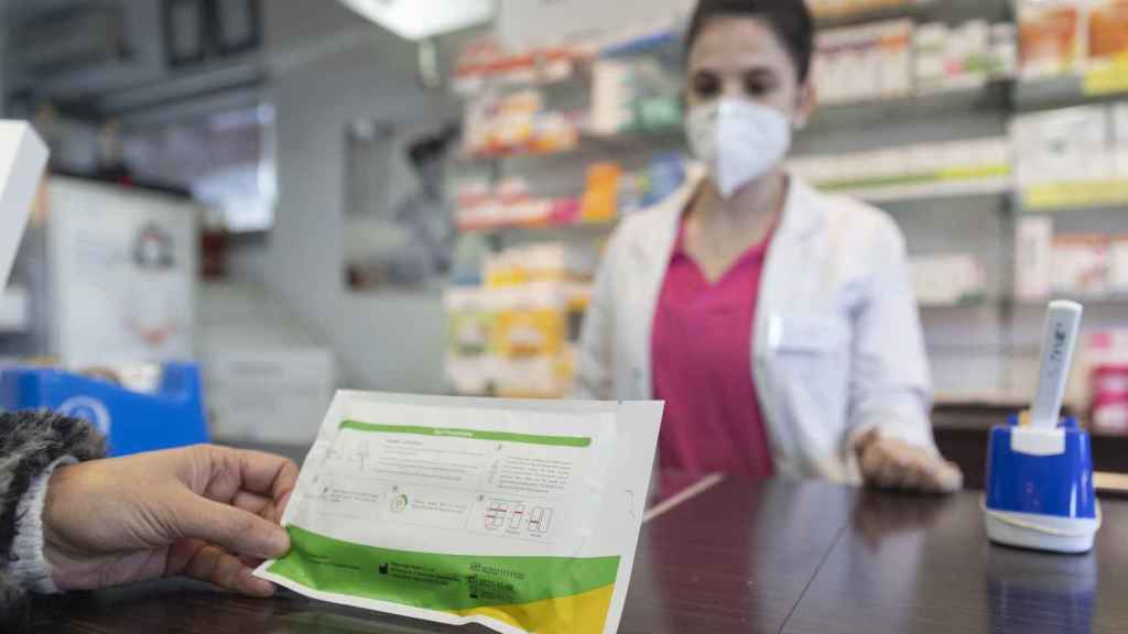 Un test de antígenos en una farmacia / EUROPA PRESS