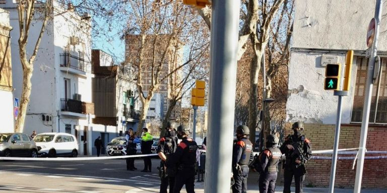 Agentes de los Mossos d'Esquadra en el lugar del tiroteo / ANNA PUNSÍ