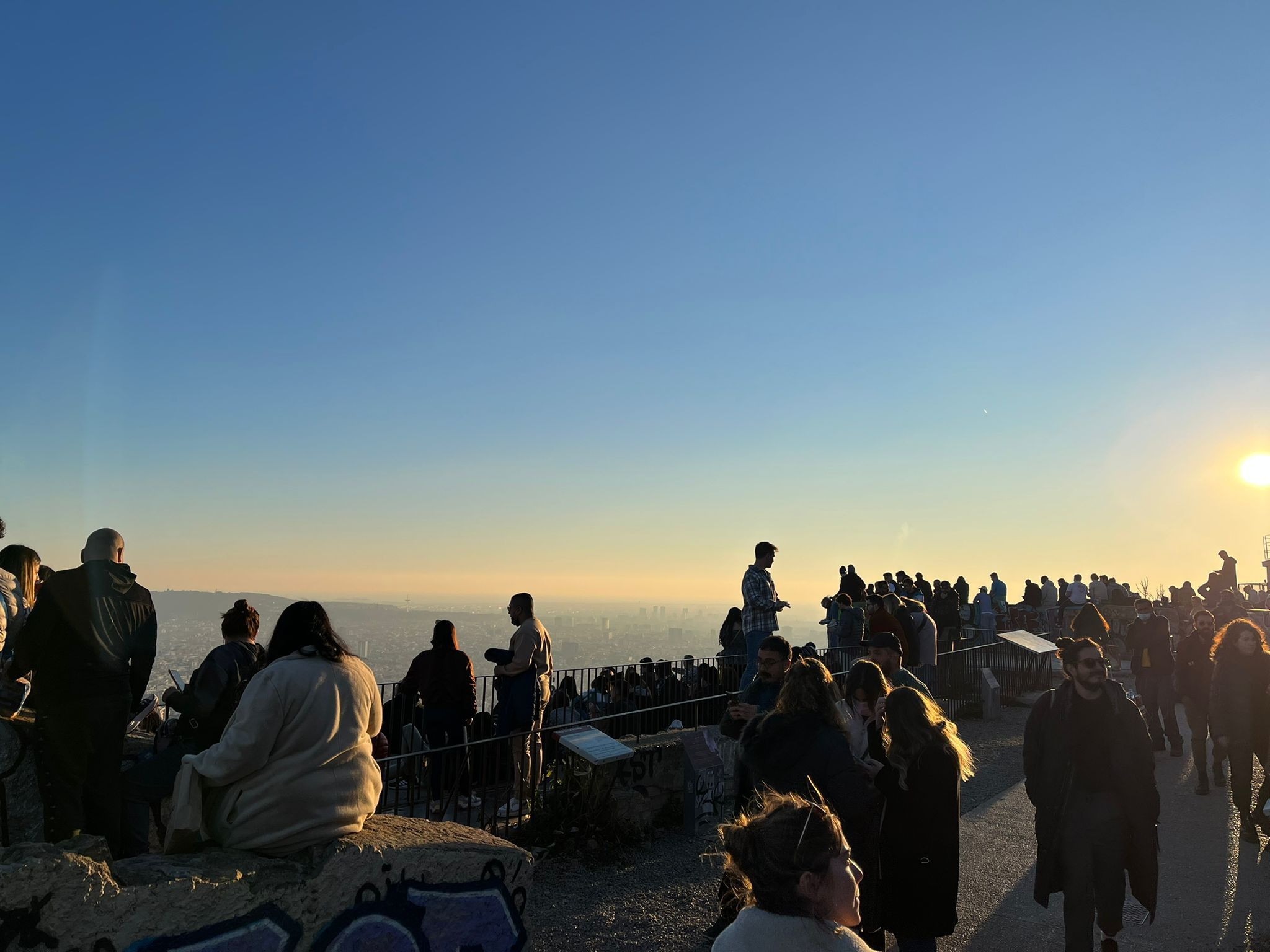 Decenas de personas disfrutan de la caída del sol desde los búnkers del Carmel / METRÓPOLI