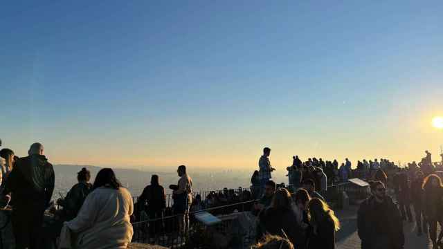 Decenas de personas disfrutan de la caída del sol desde los búnkers del Carmel / METRÓPOLI