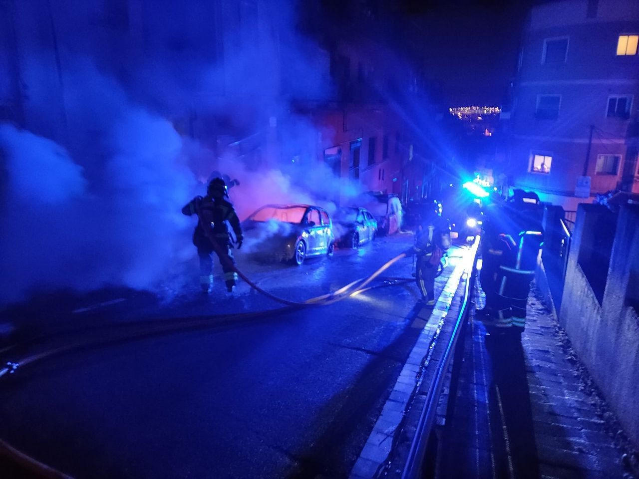 Bomberos trabajando en el brutal incendio del Carmel / BOMBERS DE BARCELONA