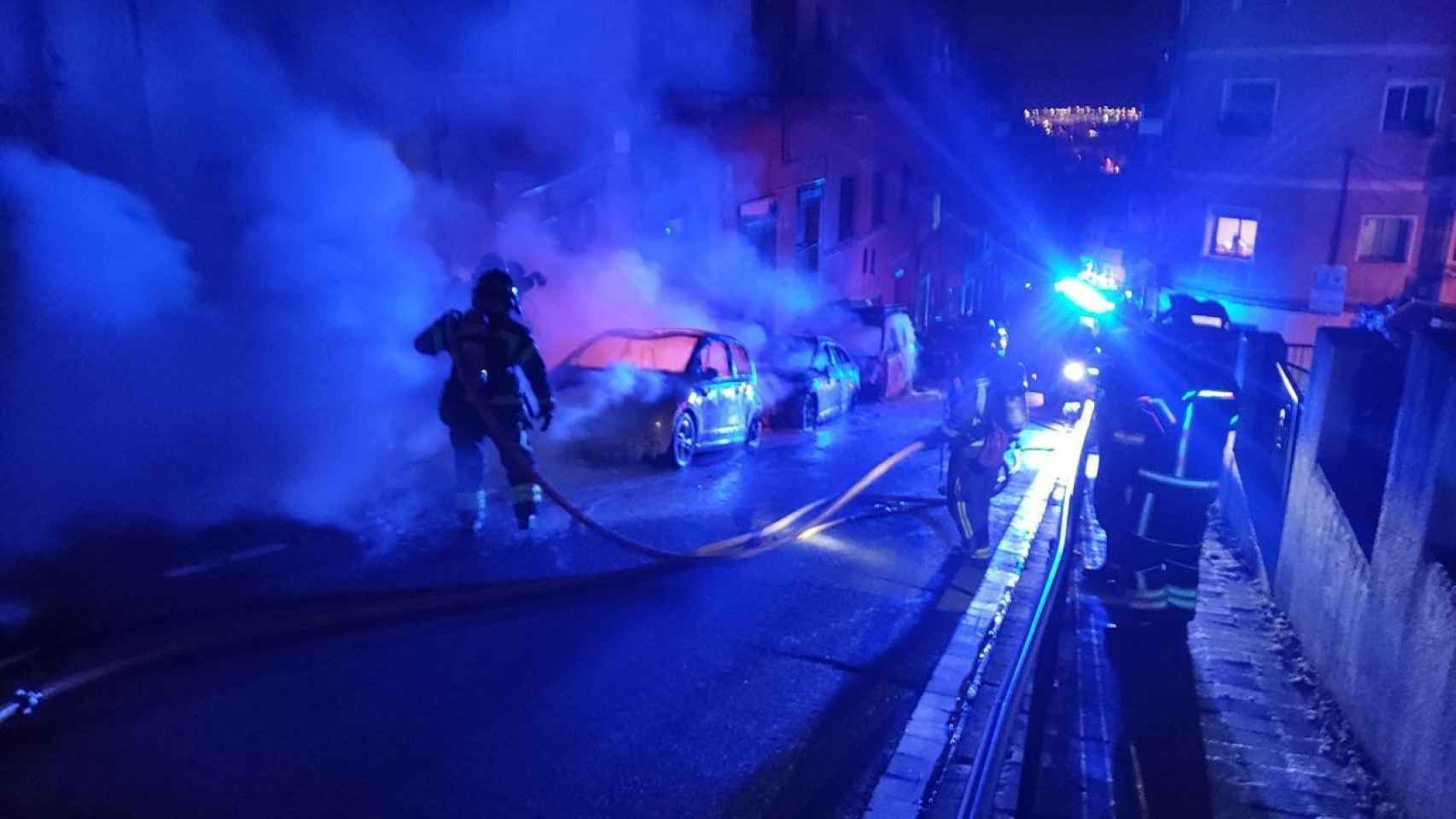 Bomberos trabajando en un incendio en una imagen de archivo / BOMBERS DE BARCELONA